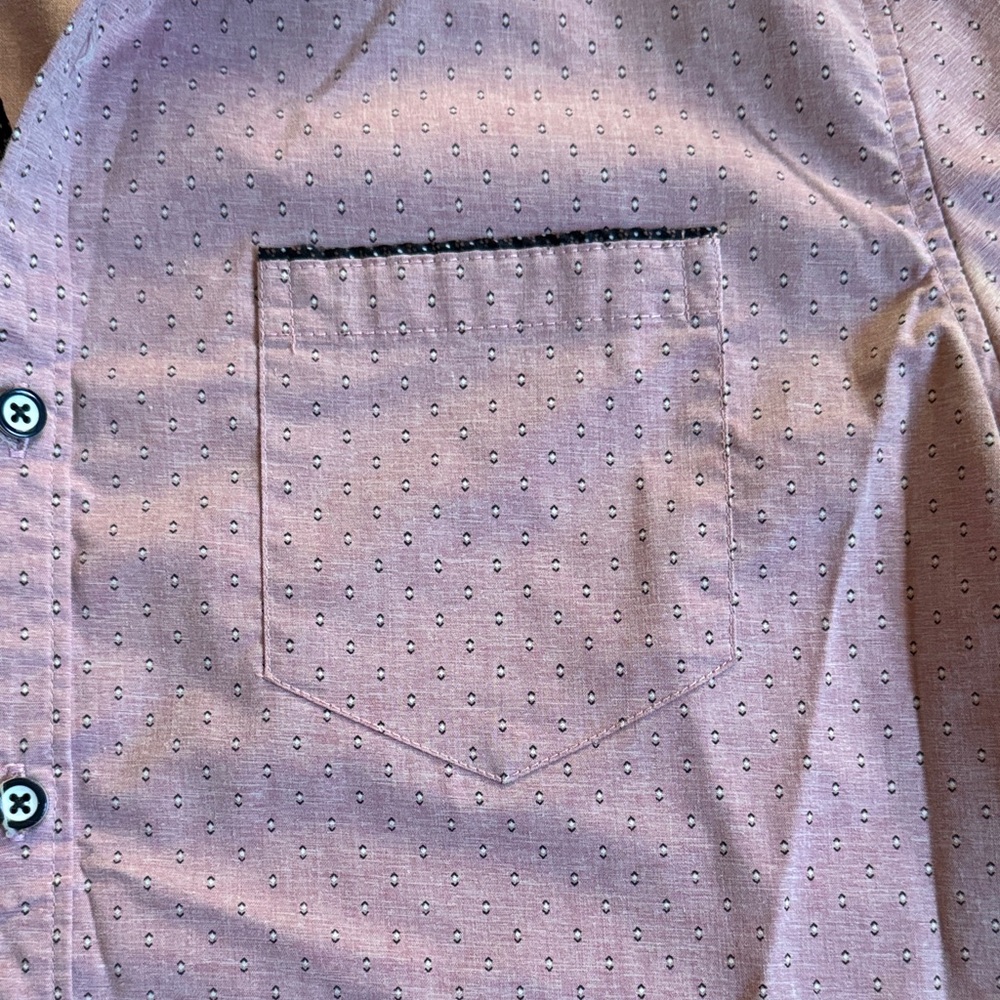NWOT Men's Pink Short Sleeve Button Down Shirt - Picture 2 of 4